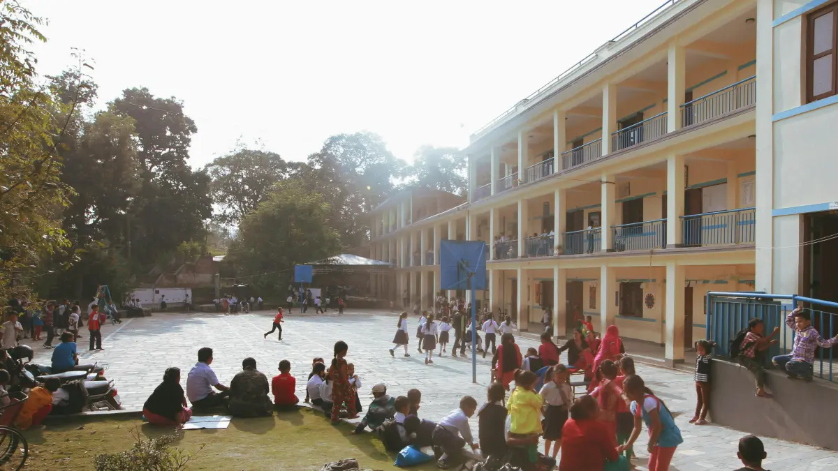 Calon siswa dan orang tua kini tidak hanya mempertimbangkan status negeri atau swasta, tetapi juga kualitas program, prestasi, fasilitas, budaya belajar, hingga peluang pengembangan diri. (Foto: Pexels)