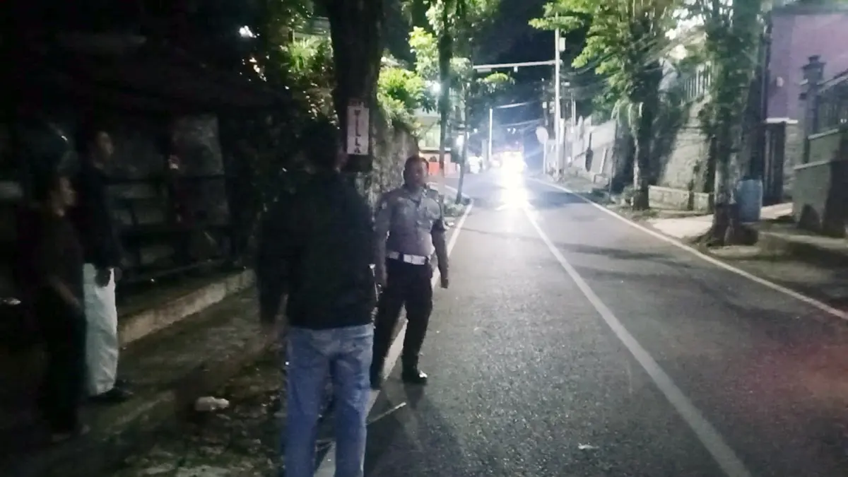 DAN TERJADI LAGI: Polisi memeriksa lokasi kecelakaan di Jalan Rajekwesi, Kelurahan Songgokerto, Kecamatan Batu, Jumat malam (15/5). (Satlantas Polres Batu For Radar Malang)