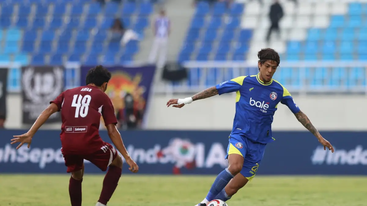 DAPAT KEPERCAYAAN: Betinho Filho (kanan) berusaha melewati pemain PSM Makassar dalam laga BRI Super League melawan PSM Makassar, beberapa waktu lalu. (foto: Darmono/Radar Malang)