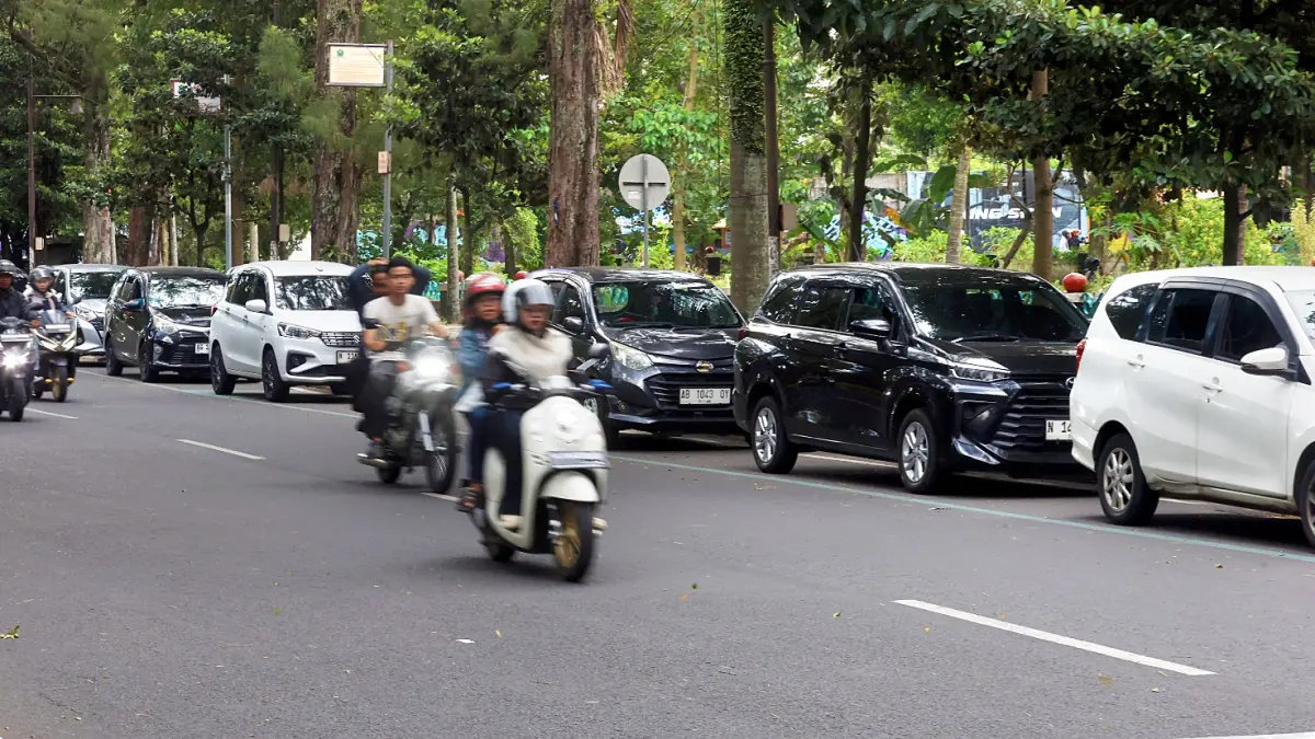 Deretan kendaraan roda empat parkir di Jalan Veteran, Kota Malang (DARMONO/RADAR MALANG)