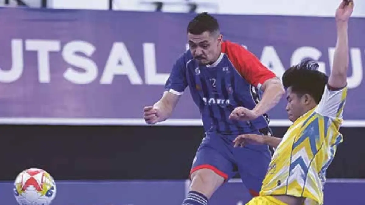 ENGGAN KALAH LAGI: Wellington Pereira (kiri) melepaskan tembakan yang coba dihadang pemain Pangsuma FC Kalbar dalam laga PFL putaran pertama.