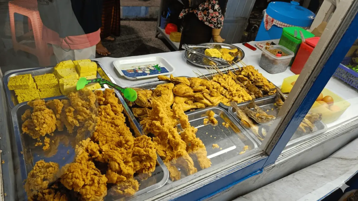 Hidangan ayam goreng krispi, tahu goreng, dan telur. (Februar / Google Maps)