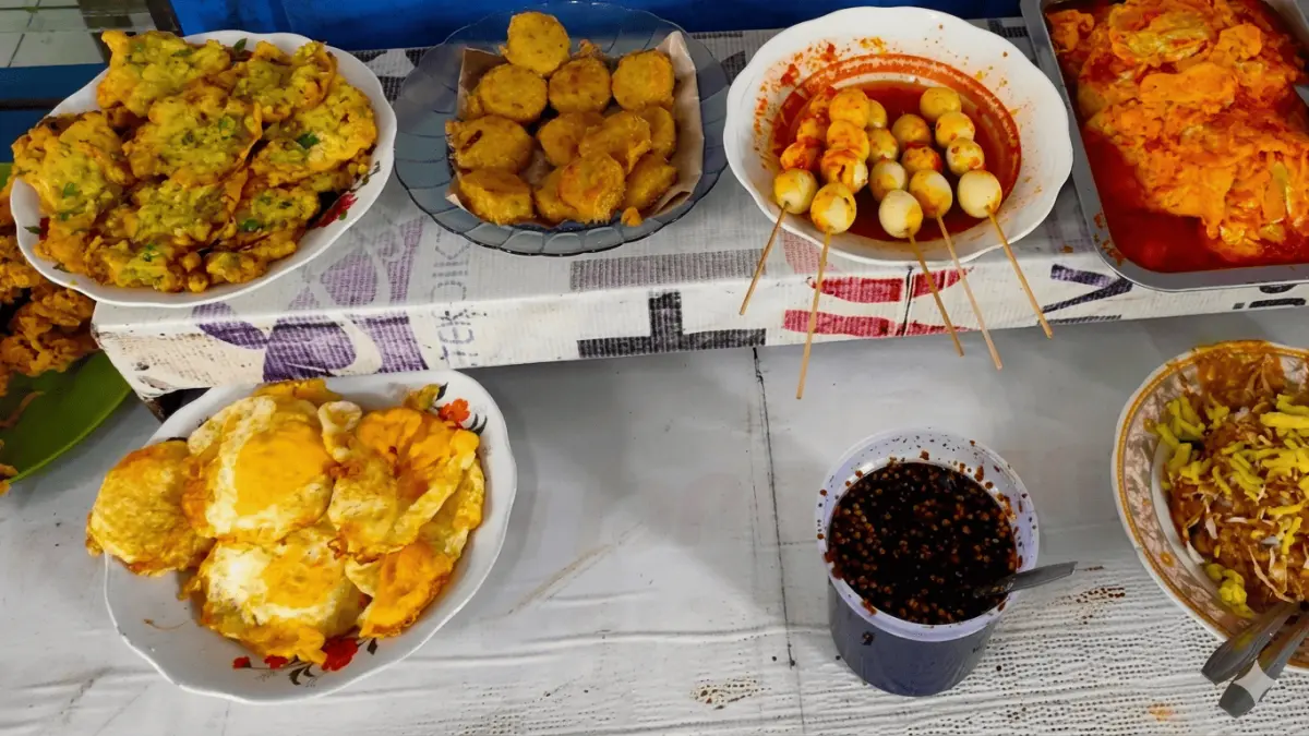 Hidangan dengan lauk pauk seperti gorengan, telur dan sambal. (Ahmad / Google Maps)