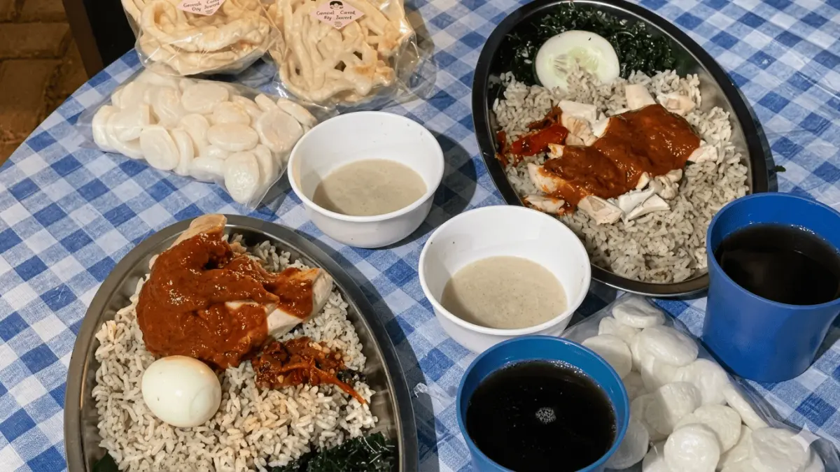 Hidangan nasi lengkap dengan lauk pauk. (Arviana Lee / Google Maps)