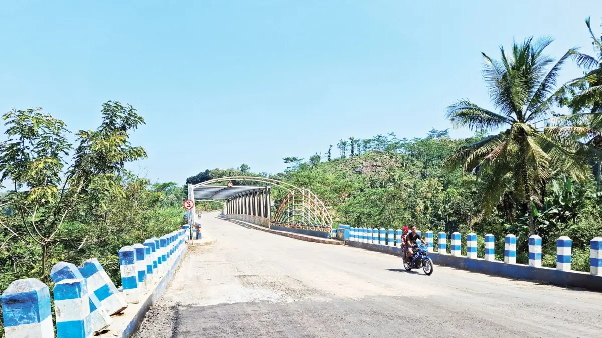 Jalur utama menuju wisata Pantai Balekambang di Desa Srigonco, Kecamatan Bantur.