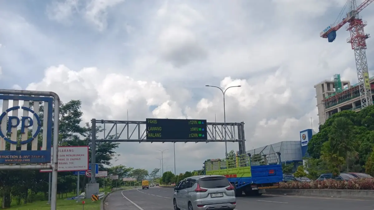 Kendaraan roda empat menuju pintu masuk tol Singosari kemarin. (Indah Mei Yunit)