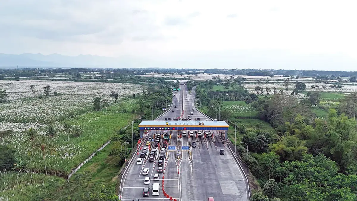 Kendraan di Tol Singosari, Kabupaten Malang.