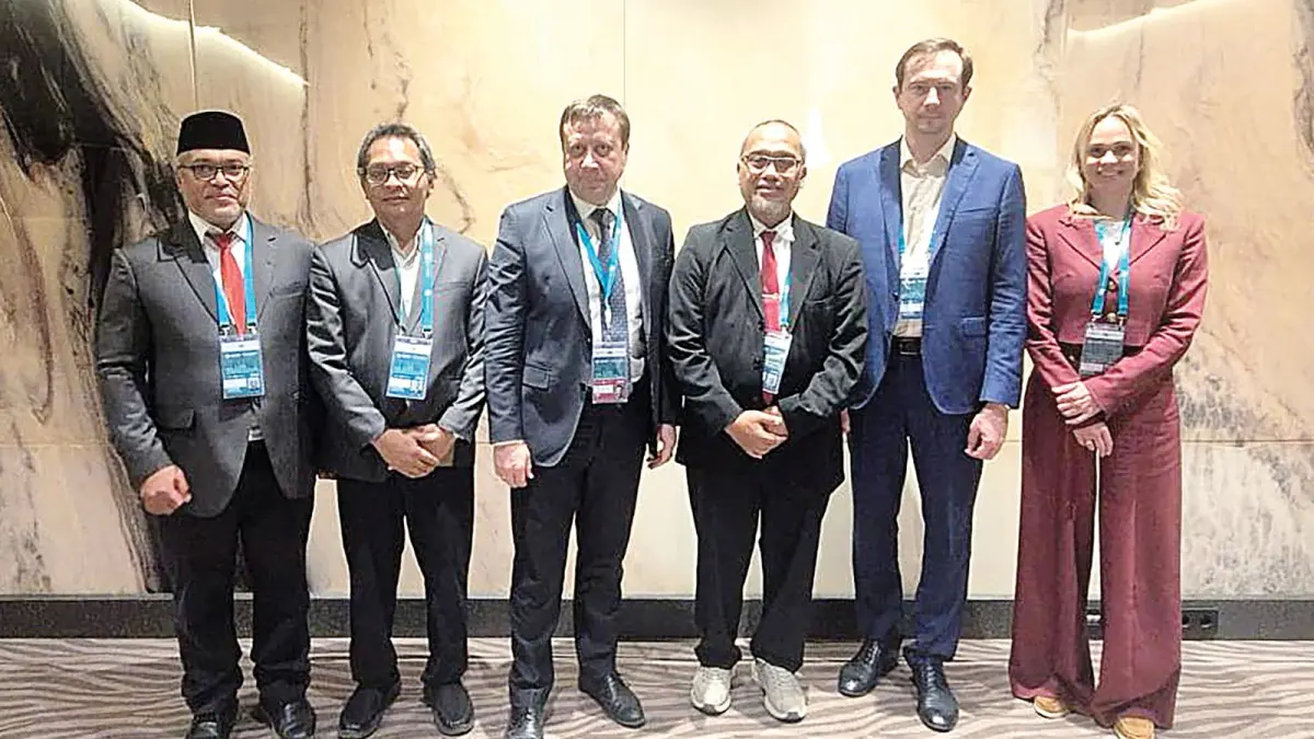 KERJA SAMA INTERNASIONAL: Dari kiri, Dr Aan Eko Widiarto, M. Kholid Mawardi PhD, Svetson Pavel, Prof Dr Unti Ludigdo, Alexander Udanov, dan Alenne di Moscow, Rusia pada Kamis lalu (14/5).