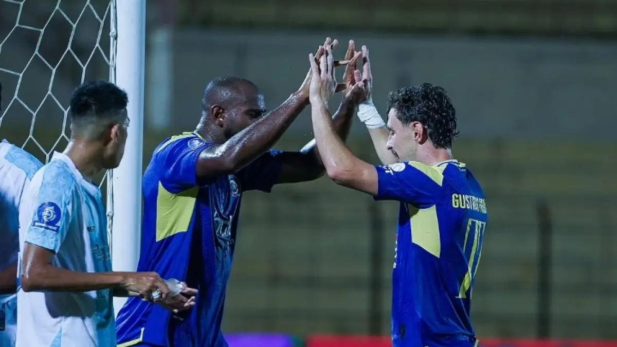KOMPAK: Joel Vinicius (kiri) dan Gustavo Franca merayakan gol yang dicetak melawan PSBS Biak di Stadion Sultan Agung, Bantul, 15 Mei lalu.