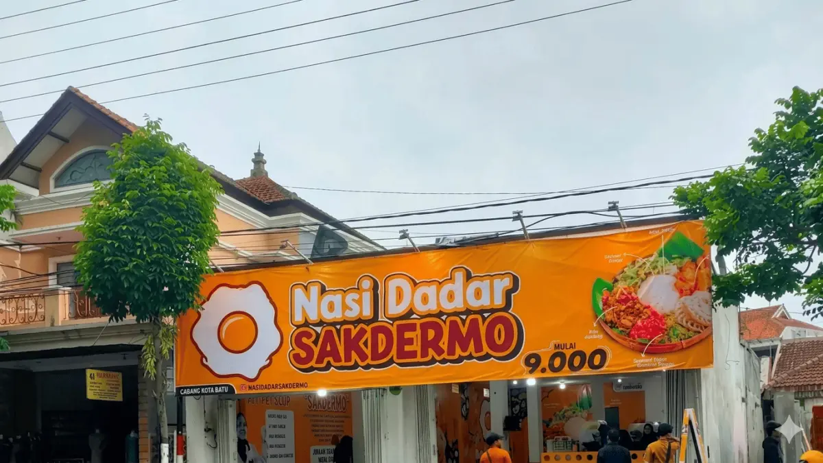 Potret dari depan tempat makan. (Nasi Dadar Sakdermo / Google Maps)
