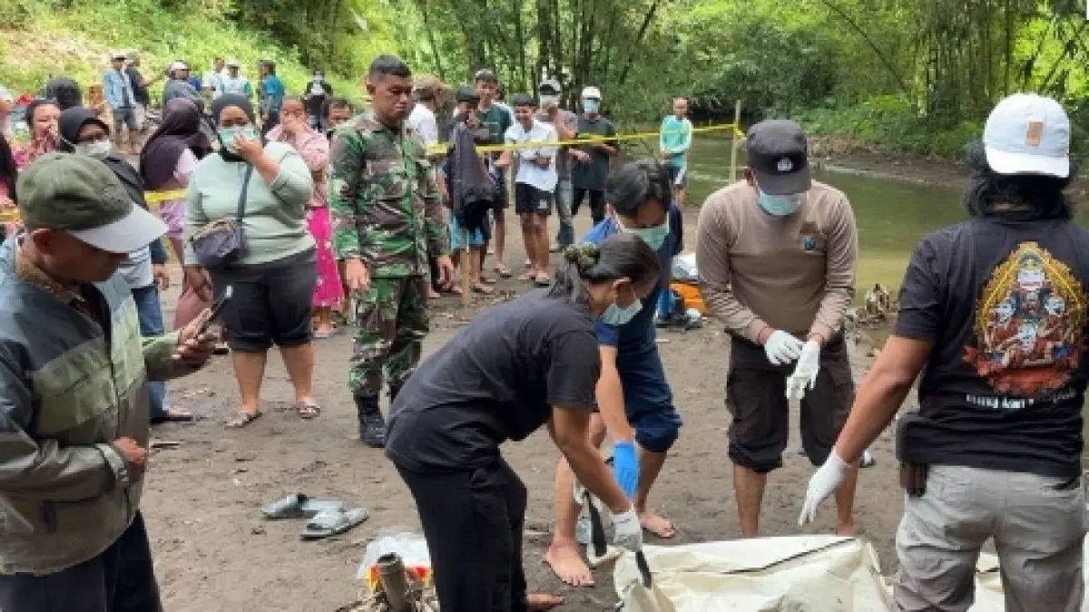 TRAGIS: Petugas saat mengevakuasi korban dari sungai.