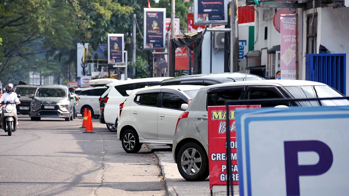 TUNGGU DASAR HUKUM: Trotoar di Jalan Soekarno-Hatta sempat digunakan sebagai area parkir. Belum ada tindakan yang dilakukan petugas. (DARMONO/RADAR MALANG)