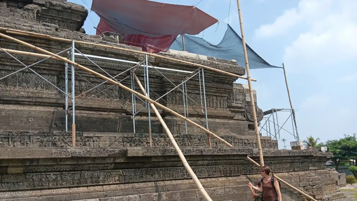 Wisatawan mancanegara melihat struktur batuan Candi Jago. (Indah Mei Yunita/Radar Malang)
