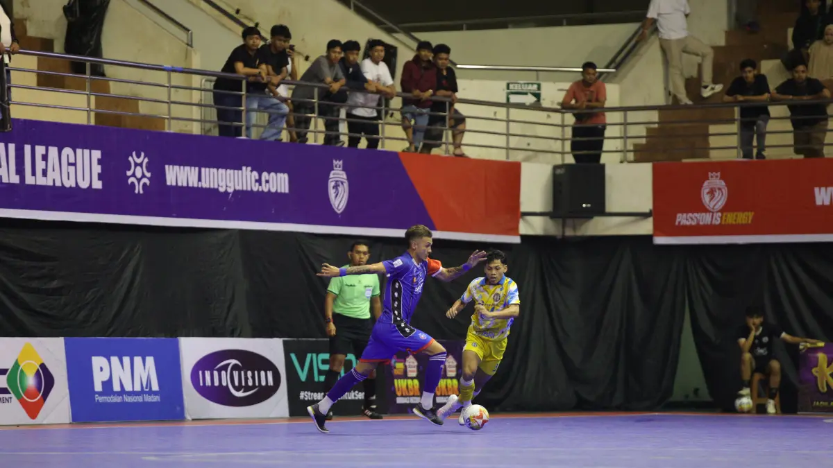 Andres Josue Teran (kiri) menggiring bola menghadapi Pangsuma FC Kalbar di GOR Ken Arok, Kota Malang, Minggu  (17/5). (MO Unggul FC Malang)