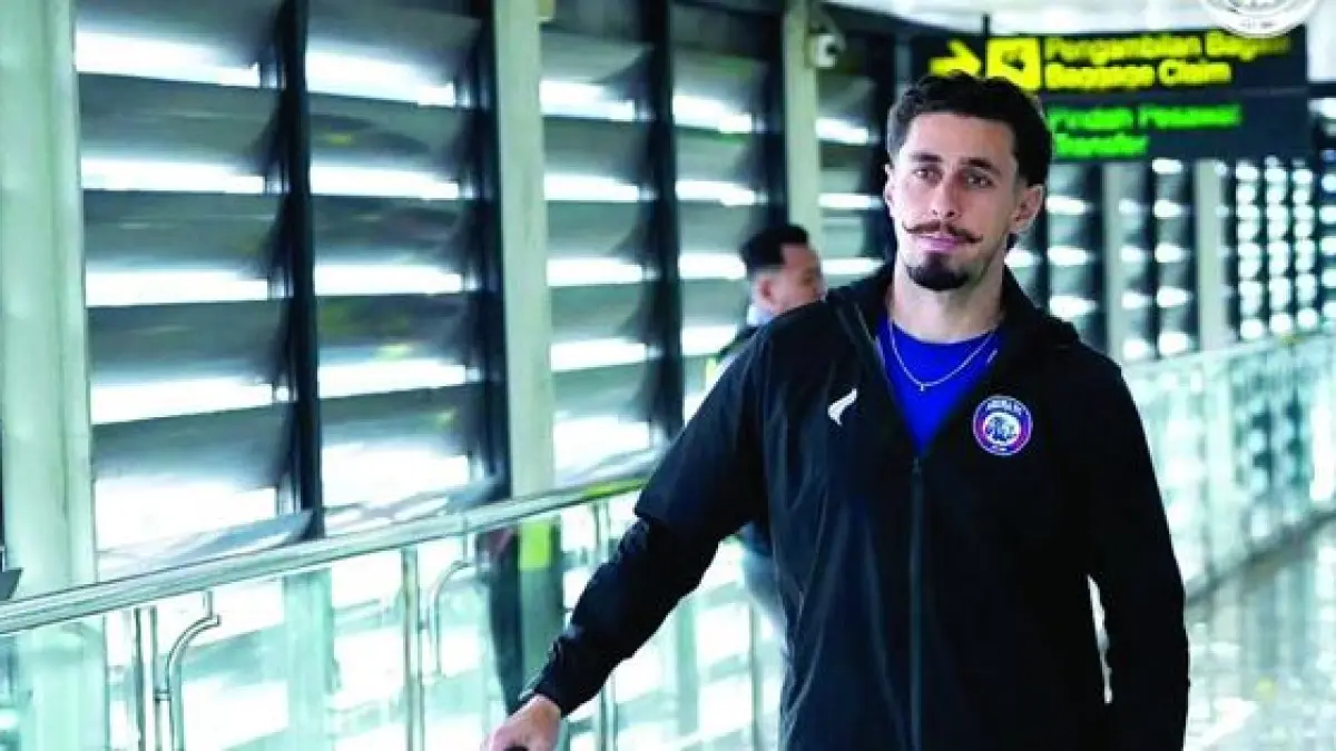 BISA BERADAPTASI: Gelandang Arema FC Gustavo Franca melakukan perjalanan away melawan PSBS Biak beberapa waktu lalu. (Foto: MO Arema FC)