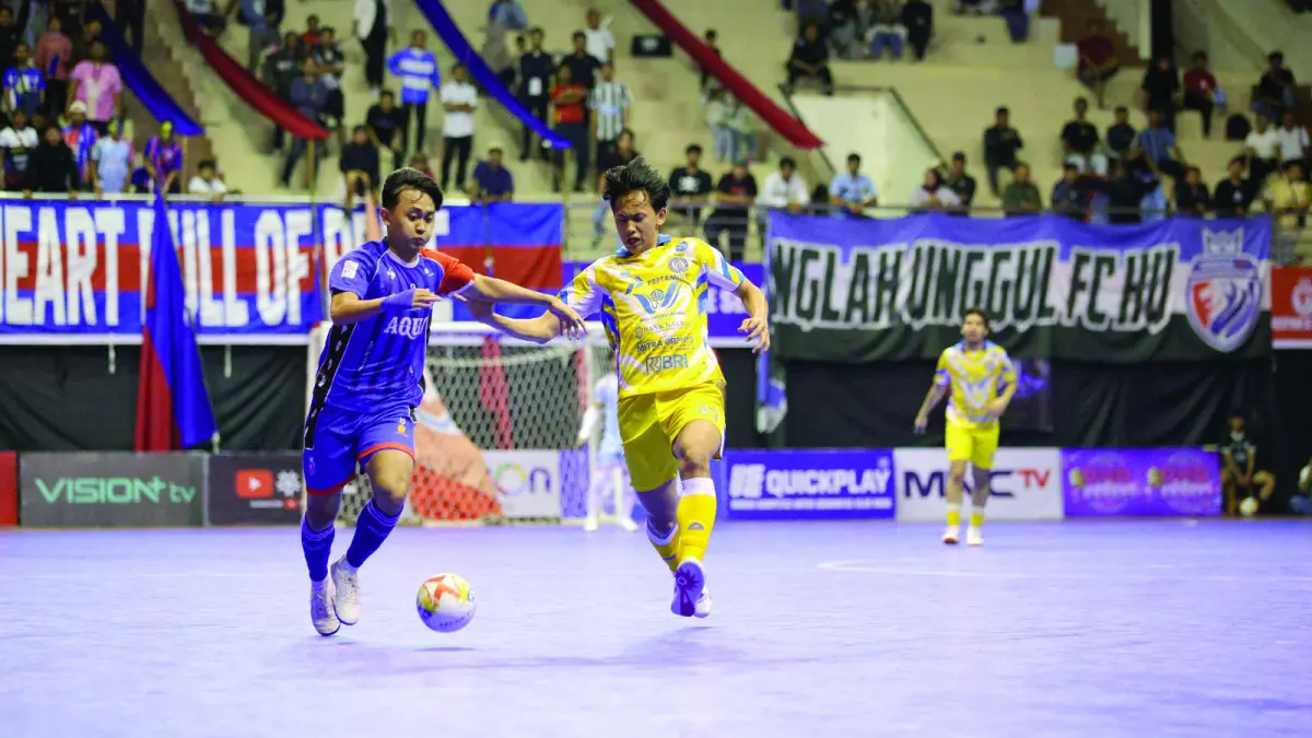 BURU HAPPY ENDING: Flank Unggul FC Malang Malang Adam Ahlan (kiri) berusaha lepas dari kawalan pemain Pangsuma FC Kalbar dalam laga di GOR Ken Arok, Kota Malang, Minggu lalu (17/5). (Foto: MO Unggul FC Malang)