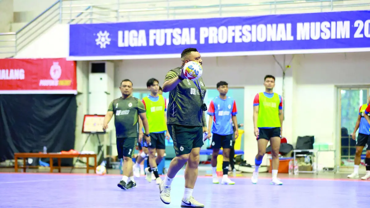 BUTUH WAKTU: Pelatih Kepala Unggul FC Malang Andre Brocanelo memberikan instruksi dalam sesi latihan di GOR Ken Arok, beberapa waktu lalu. (Foto: MO Unggul FC Malang)