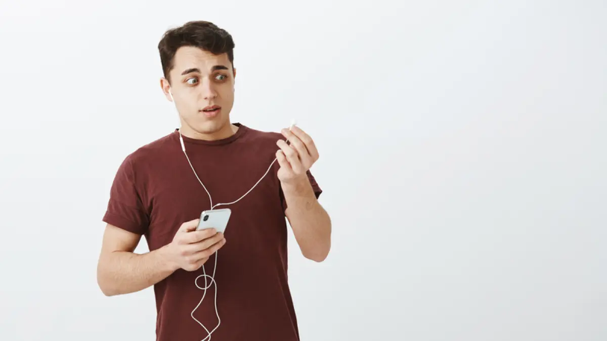 Ilustrasi orang memakai headset kabel. (Freepik)