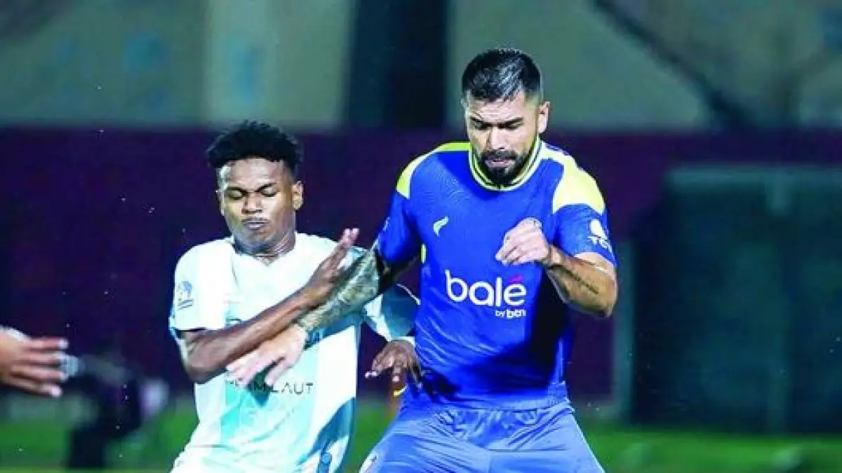 INGIN LEBIH SOLID: Julian Guevara (kanan) berusaha lepas dari penjagaan pemain PSBS Biak dalam laga BRI Super League pekan ke-33 di Stadion Sultan Agung, Bantul, pekan lalu. (Foto: MO Arema FC).
