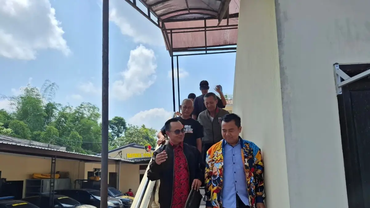 Kuasa Hukum Pak Dur, M. Sholeh (kanan) ketika melakukan pendampingan di Polres Malang