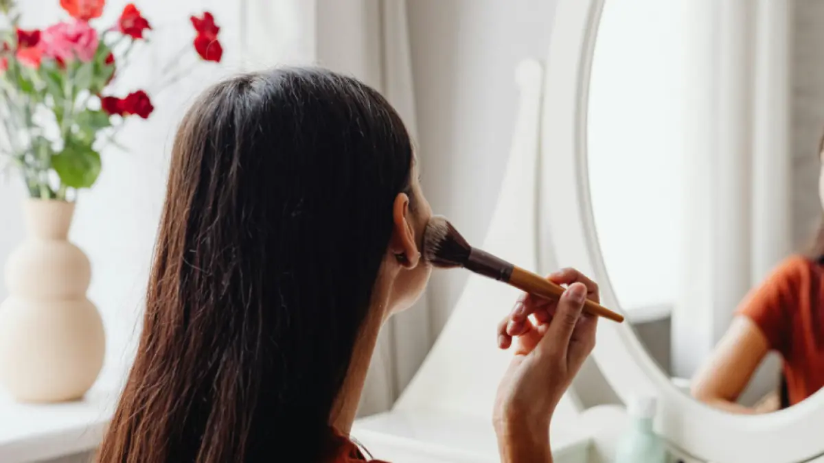 Makeup Tetap Fresh Seharian? Rekomendasi Skin Tint Lokal untuk Kulit Berminyak (Source: Pexels/@Kaboompics)