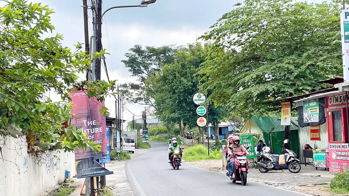 MASUK PILIHAN: Sebagian ruas di Jalan Sudimoro belum dilebarkan. Bila lebar ruas jalan itu ditambah secara menyeluruh, bisa jadi opsi jalan tembus atau jalur lingkar. (Andika Satria Perdana/Radar Malang)