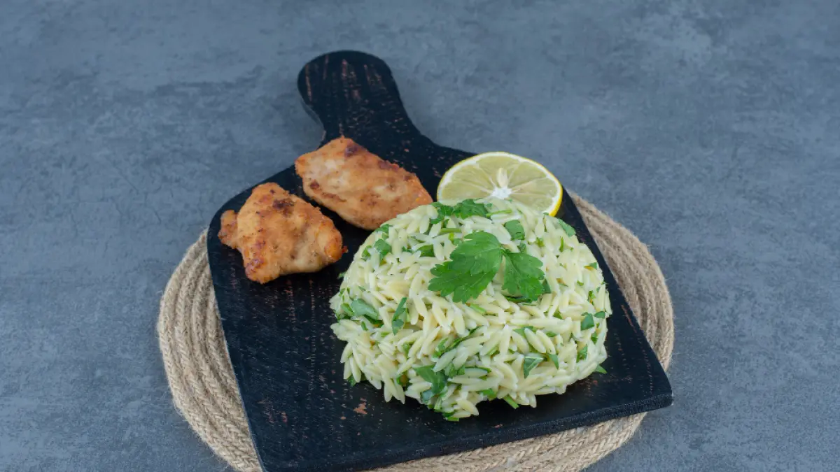 Nasi daun jeruk menambah kenikmatan di setiap suapan. (Freepik)