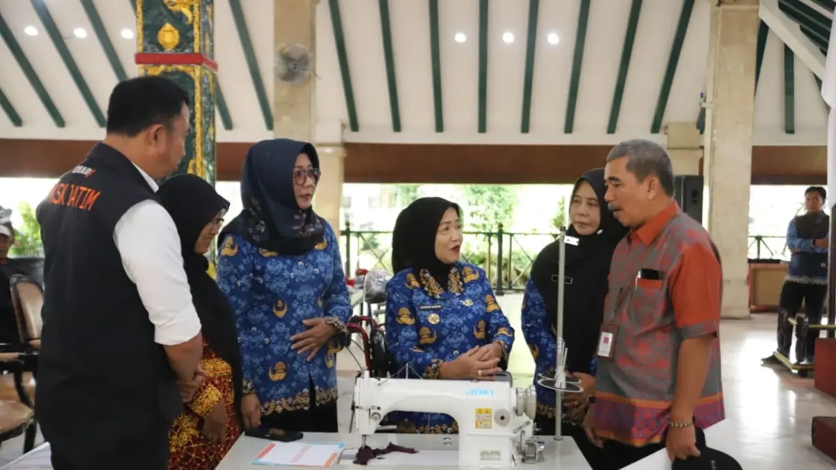 penyerahan bantuan di Pendapa Agung Kabupaten Malang