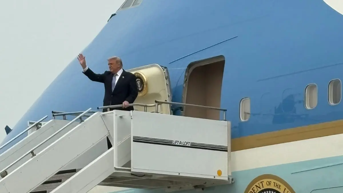 Potret Donald Trump akan kembali ke Washington setelah kunjungan kenegaraan ke Beijing. (X/Emilylgoodin).