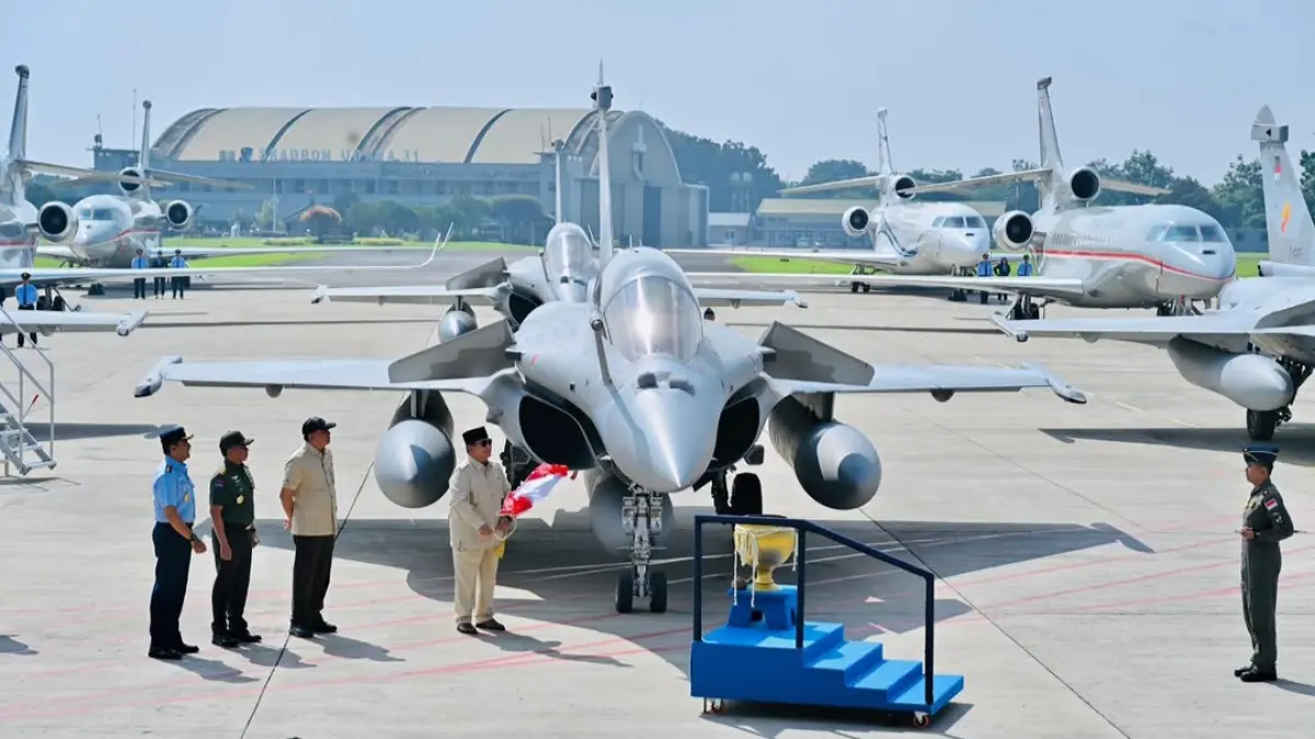 Prabowo Subianto menyerahkan 2 unit jet tempur Rafale dan alutsista modern lain kepada TNI di Pangkalan Udara TNI AU Halim Perdanakusuma, Jakarta Timur, Senin (18/5). (@sekretariat.kabinet) 