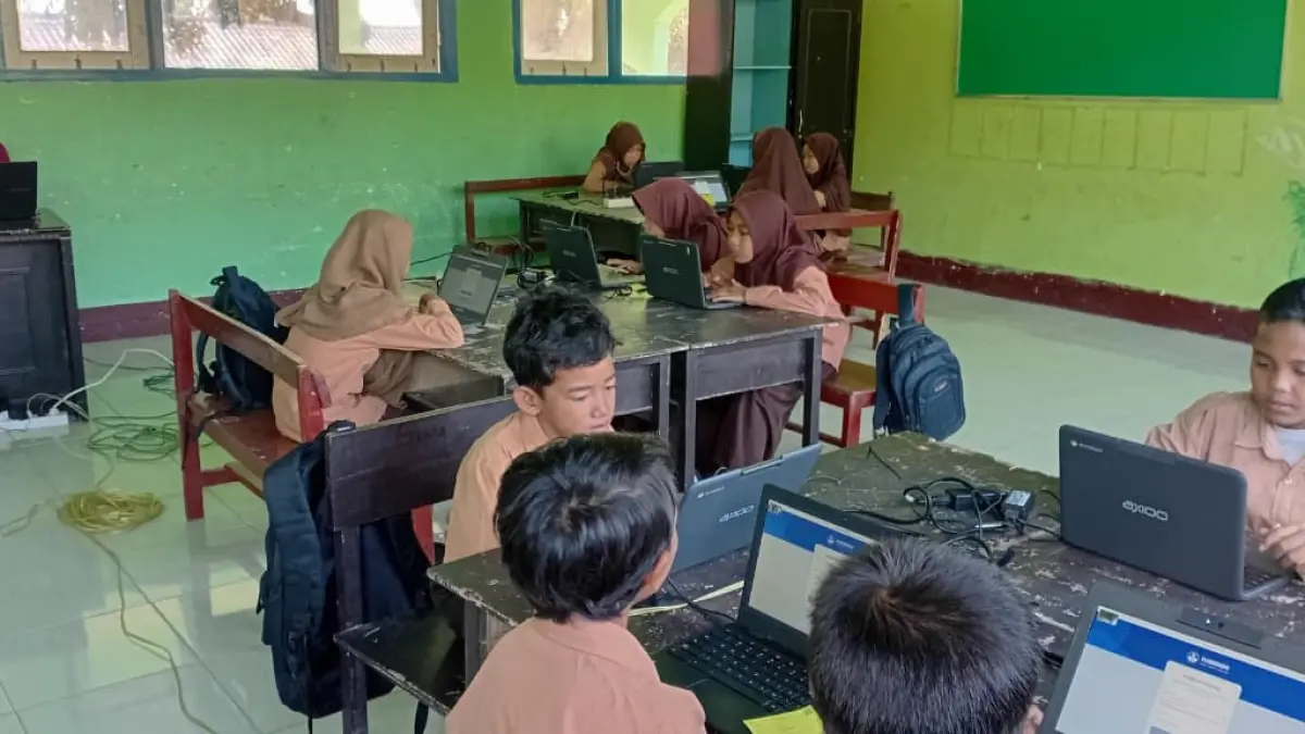 PUNYA PERAN PENTING: Guru mendampingi siswa menjelang pelaksanaan SPMB. (Dok. Kemendikdasmen)