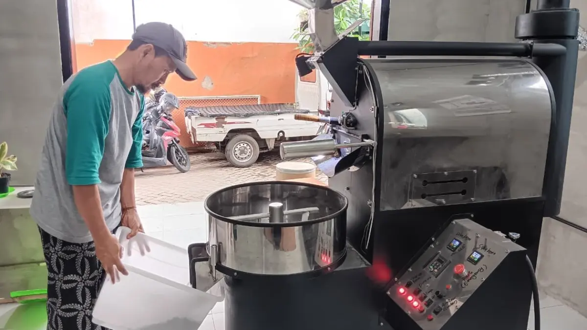 Seorang pelaku usaha melakukan pemanggangan kakao di Desa Mulyoagung, Kecamatan Dau, Kabupaten Malang. (Indah Mei Yunita/Radar Malang)