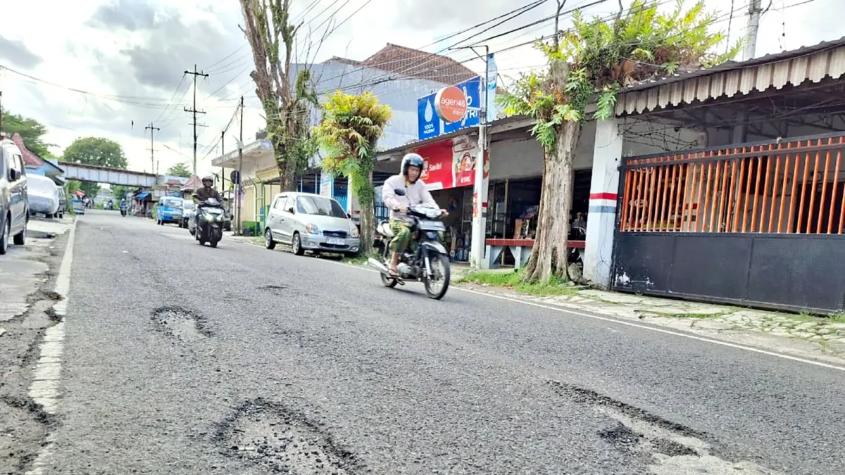 TUNGGU PERBAIKAN: Beberapa lubang di Jalan Juanda, Kelurahan Jodipan, Kecamatan Blimbing belum mendapat penanganan. Tahun ini, pemkot mengalokasikan dana Rp 2,5 miliar untuk pemeliharaan jalan. (Nabila Amelia/Radar Malang)