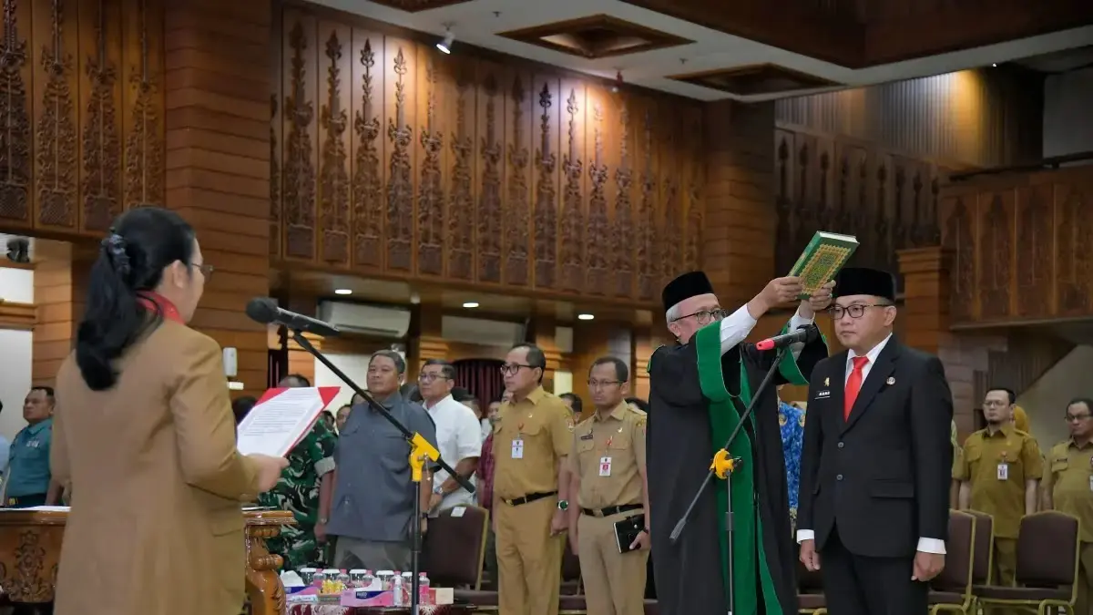 Wali Kota Semarang Agustina Wilujeng melantik Handi Priyanto sebagai Sekretaris Daerah Kota Semarang, Senin (18/5). (Dokumen Radar Semarang)