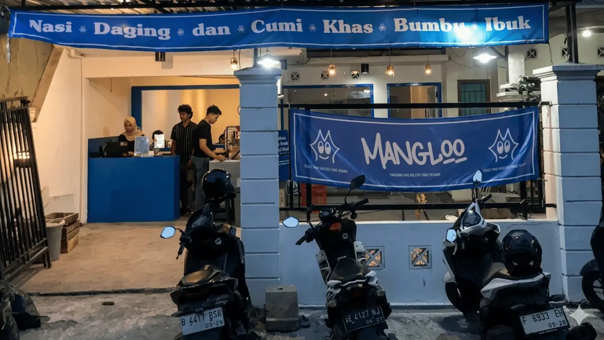 Area depan kedai makanan menjual nasi daging dan cumi. (Mangloo)