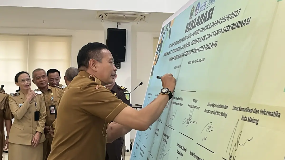 AWASI BERSAMA: Wali Kota Malang Wahyu Hidayat menandatangani deklarasi jaga SPMB di Mini Block Office, kemarin (19/5). (NAHDIATUL AFFANDIAH/RADAR MALANG)