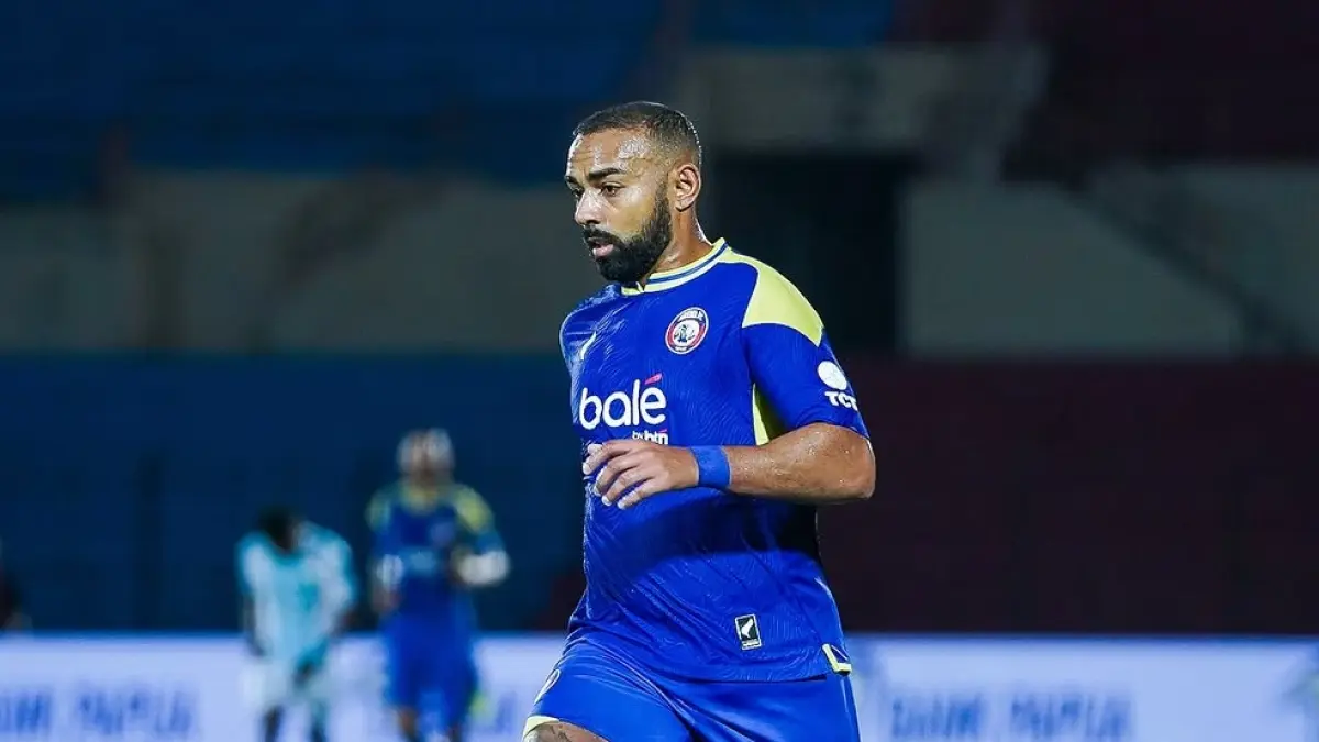 Dalberto Luan Belo menggiring bola menghadapi PSBS Biak di Stadion Sultan Agung, Bantul, 15 Mei lalu. (MO Arema FC)