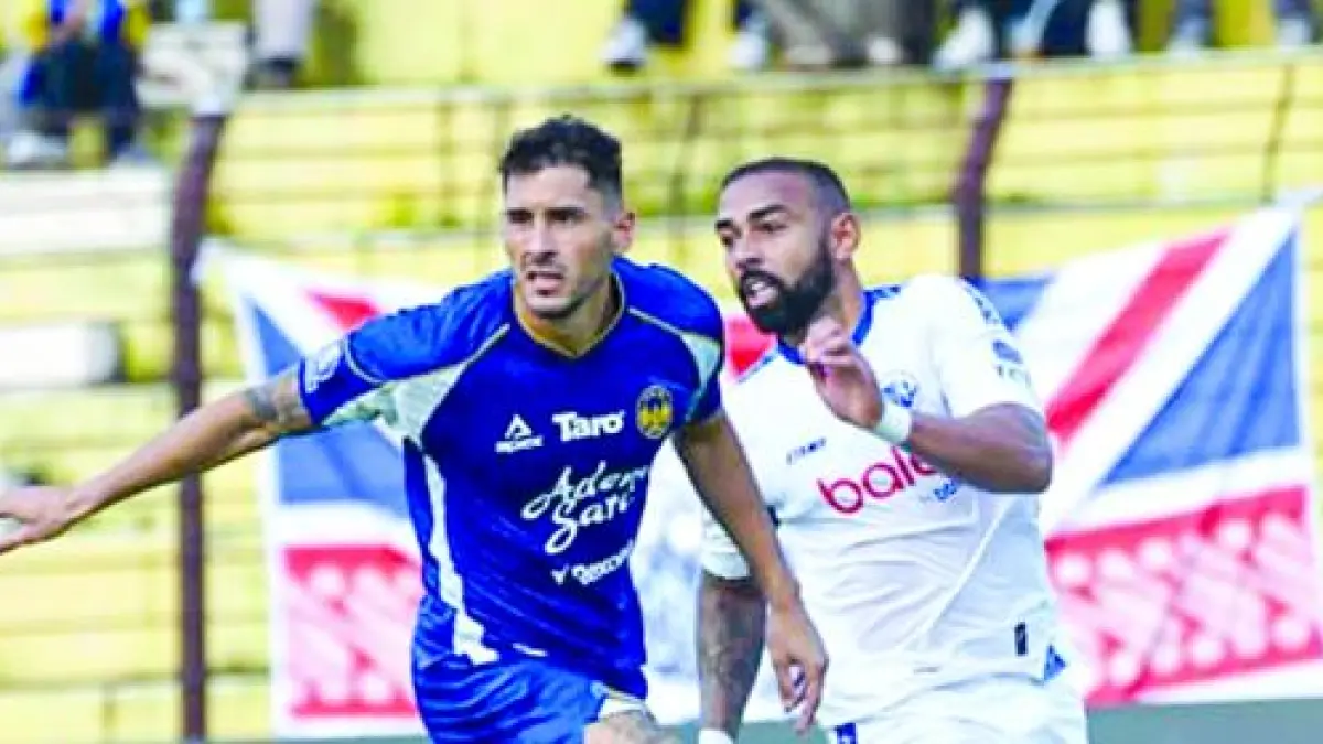 HADAPI LAGA SULIT: Penyerang Arema FC Dalberto Luan Belo (kiri) mendapatkan pengawalan ketat dari Center Back PSIM Jogjakarta Franco Ramos Mingo dalam laga BRI Super League putaran pertama. (Foto: MO Arema FC)