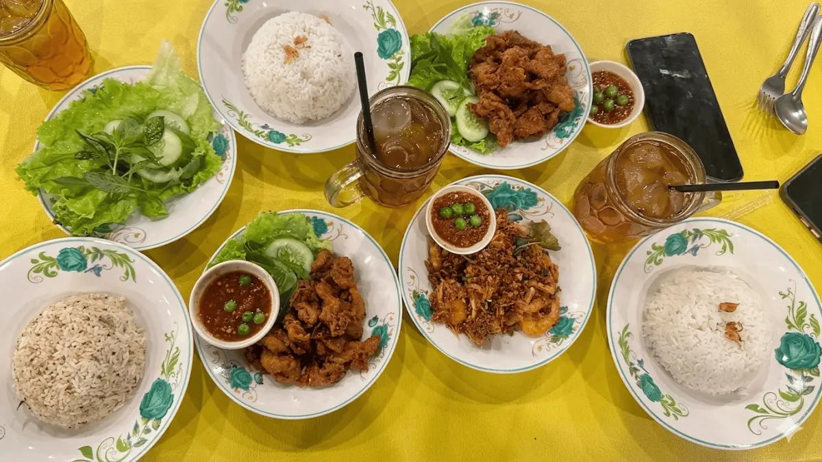 Hidangan nasi, ayam goreng, lalapan segar dan sambal. (Alwi)