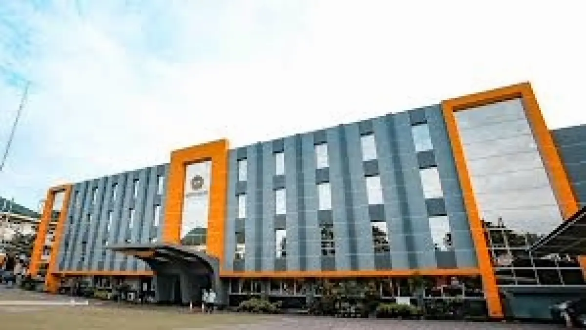 KAMPUS SWASTA FAVORIT: Kampus ini sangat identik dengan semboyan Ksatria Bhirawa Anoraga yang bermakna sebagai insan yang tangguh dan inovatif. (unmer.ac.id)