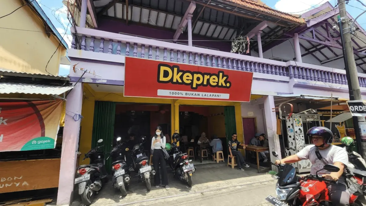 Kedai ayam geprek dkeprek yang ramai di siang hari. (Ahmad)