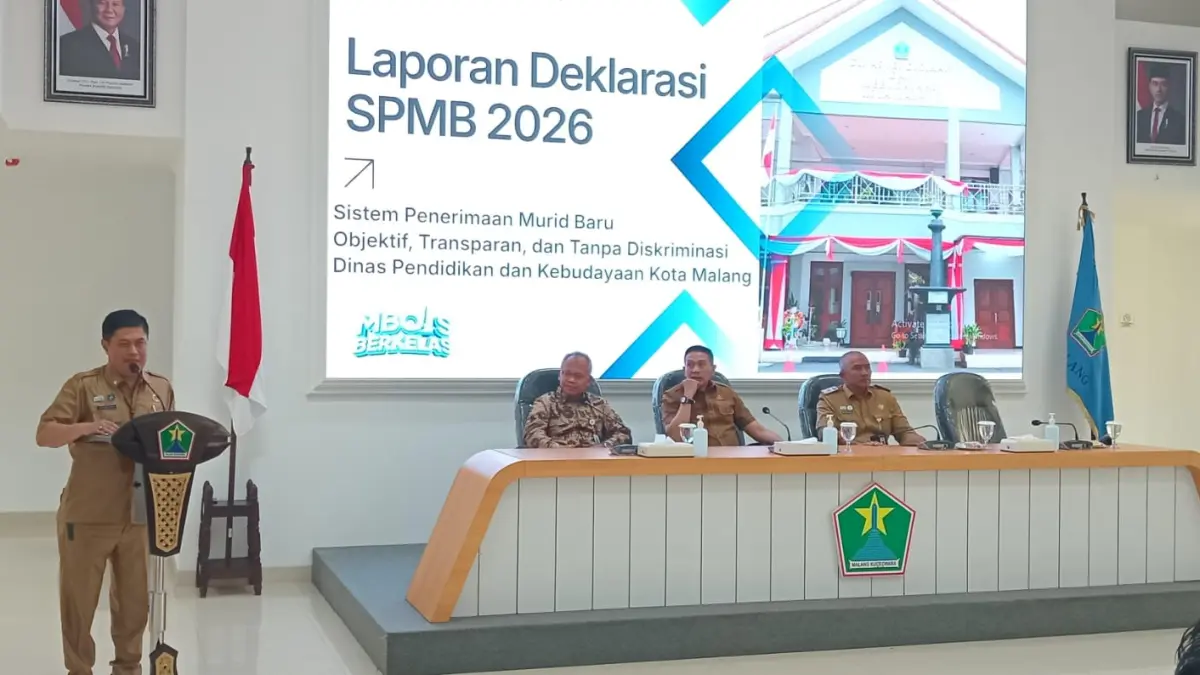KOMITMEN: Kepala Disdikbud Kota Malang Suwarjana SE MM (kiri) melaporkan Deklarasi SPMB yang Objektif, Transparan, Akuntabel, Berkeadilan, dan Tanpa Diskriminasi di depan Wali Kota Malang dan sejumlah OPD Pemkot Malang.