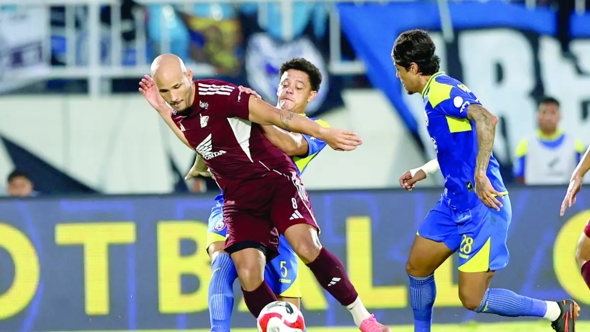 MASIH JADI ANDALAN: Walisson Maia dan Betinho Filho menempel ketat pemain PSM Makassar Savio Roberto (kiri) dalam laga BRI Super League pekan ke-32 di Stadion Kanjuruhan pada 9 Mei lalu. (foto: Darmono/Radar Malang)