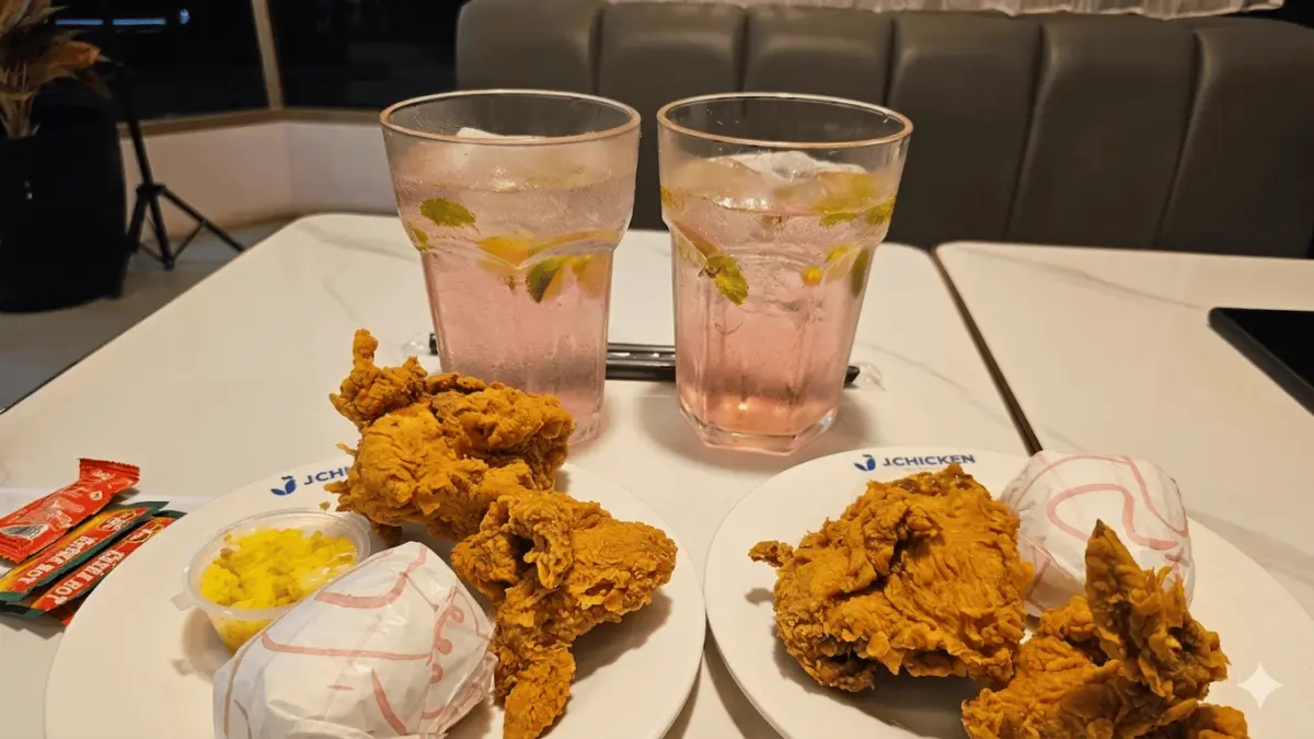 Menu J Chicken berisi ayam goreng renyah. (Yuri)