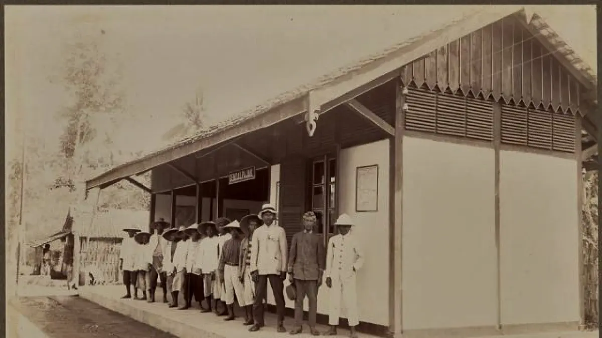 Penumpang menunggu kedatangan trem uap di Stasiun Kendalpayak pada masa kolonial Belanda. (UNIVERSITEIT LEIDEN)