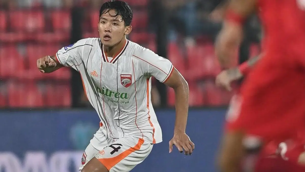 Persaingan juara BRI Super League 2025/2026 memasuki pekan pamungkas! Borneo FC masih punya peluang meski tertahan di posisi kedua dengan 76 poin, tertinggal dua poin dari Persib Bandung. (Instagram @borneofc.id)