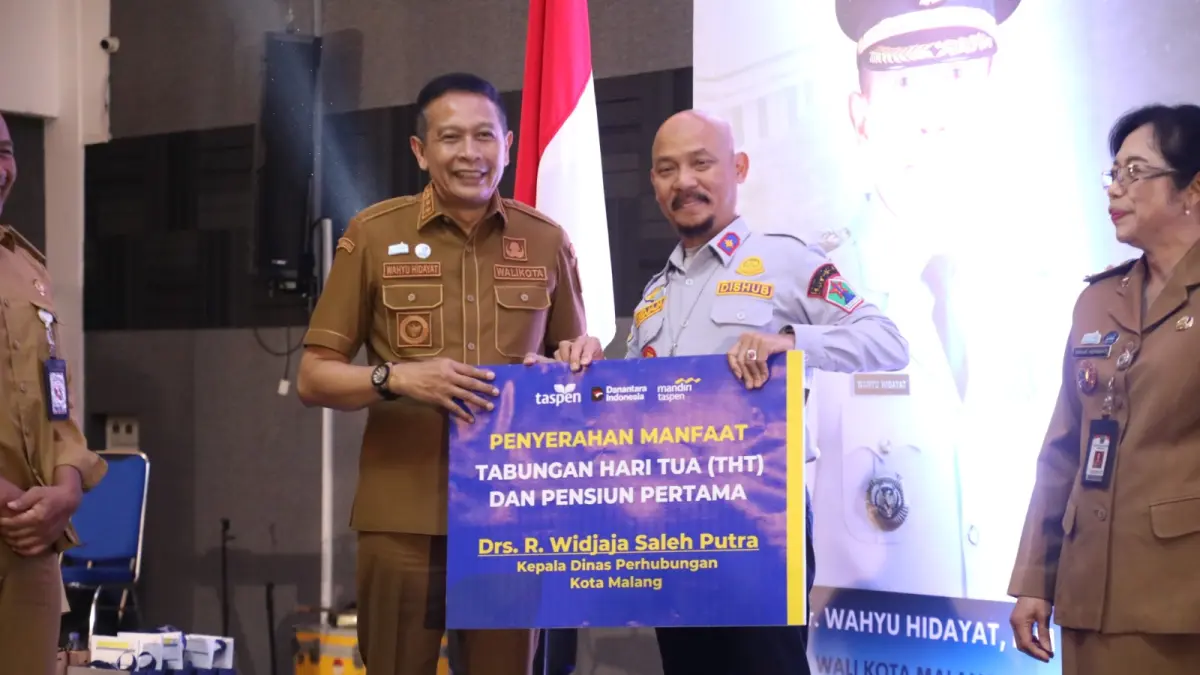 PURNA TUGAS: Wali Kota Malang Wahyu Hidayat (kiri) memberikan tabungan hari tua kepada Kepala Dishub Widjaja Saleh Putra yang akan purna tugas, kemarin. (Foto: Prokompim Kota Malang)