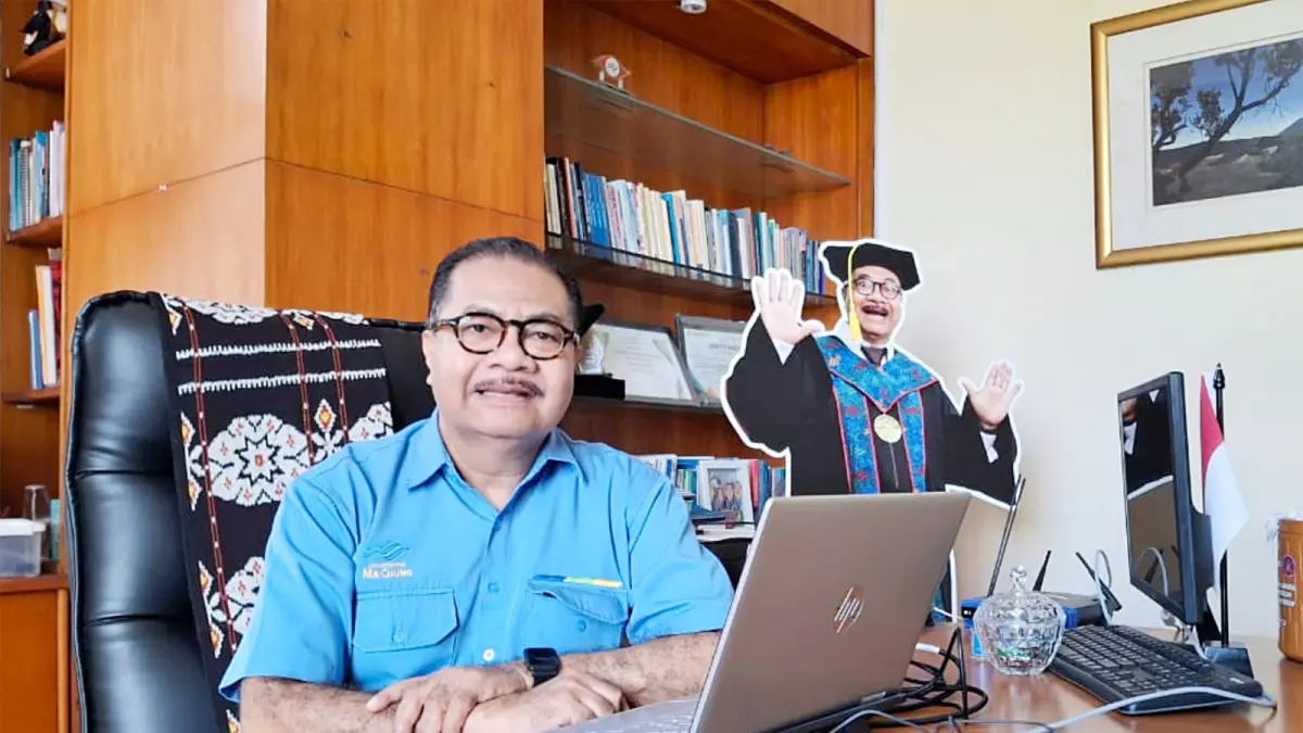 Rektor Universitas Ma Chung Prof Dr Ir Stefanus Yufra Menahen Taneo MS MSc duduk di ruang kerjanya kemarin pagi. (Nabila Amelia/Radar Malang)