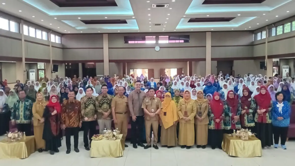 SEMANGAT: Progam Semarak 2026 dibuka langsung Kepala Disdikbud Kota Malang Suwarjana SE MM (tengah) bersama jajaran di Aula PPPPTK-VEDC Malang, Selasa (19/5).
