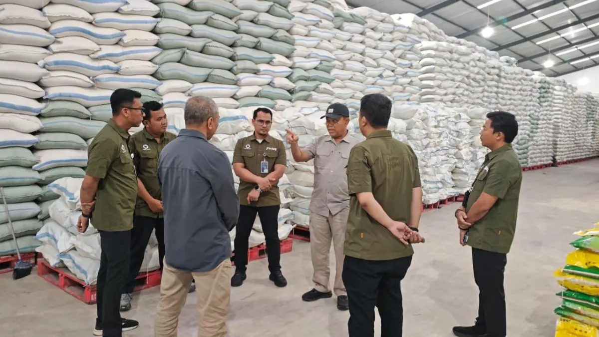 SURPLUS: Kepala Bulog Cabang Malang M. Nurjuliansyah Rachman saat berada di gudang penyimpanan beras.